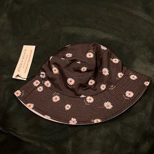 Alice + Olivia bucket hat